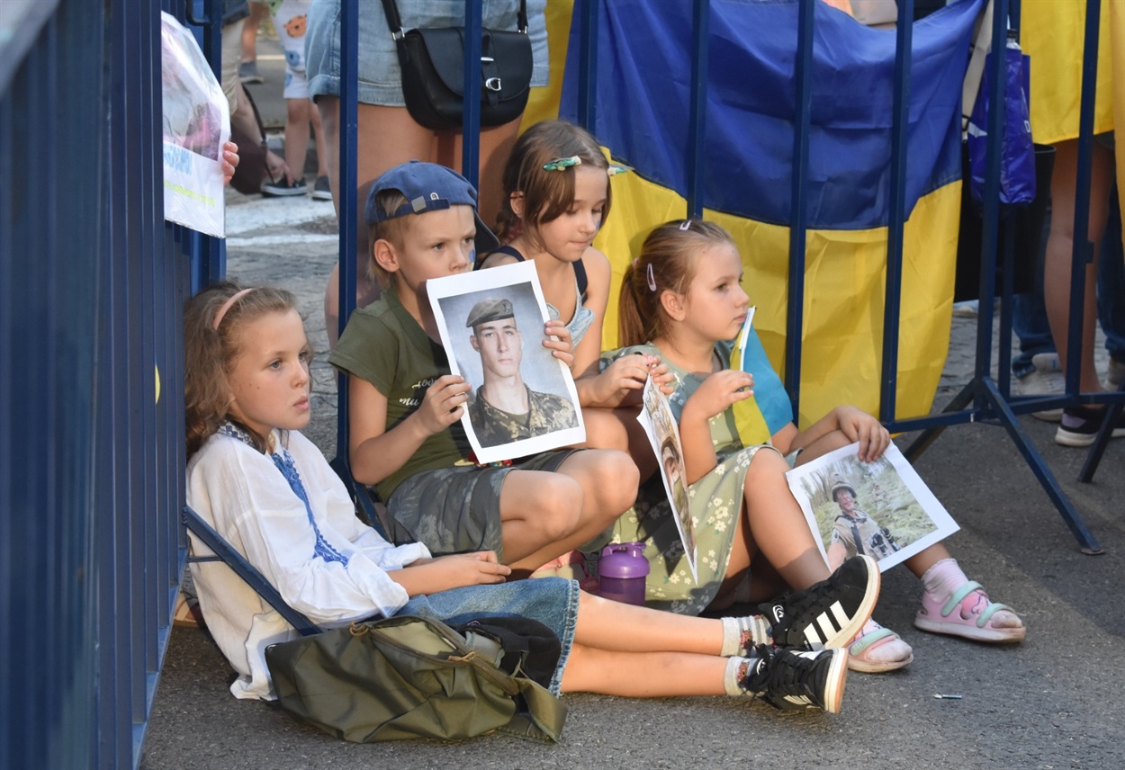Пам’ять загиблих на фронті вшанували хвилиною мовчання