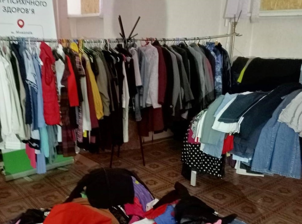 Одяг для ВПО. Фото: Центр підтримки херсонців “Вільні разом” у м. Миколаїв