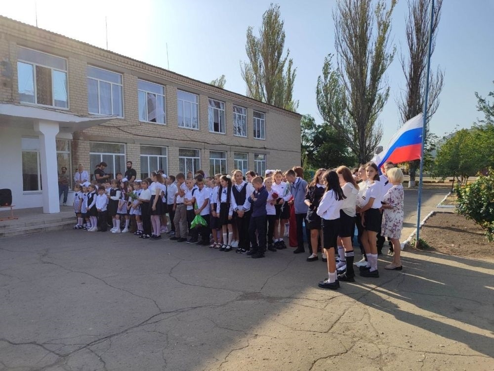 Такий вигляд мав Вільненський ліцей до початку реконструкції росіянами. Свято Першого дзвоника у 2024\2025 навчальному році. Фото окупаційного Телеграм-каналу від 01.09.2024