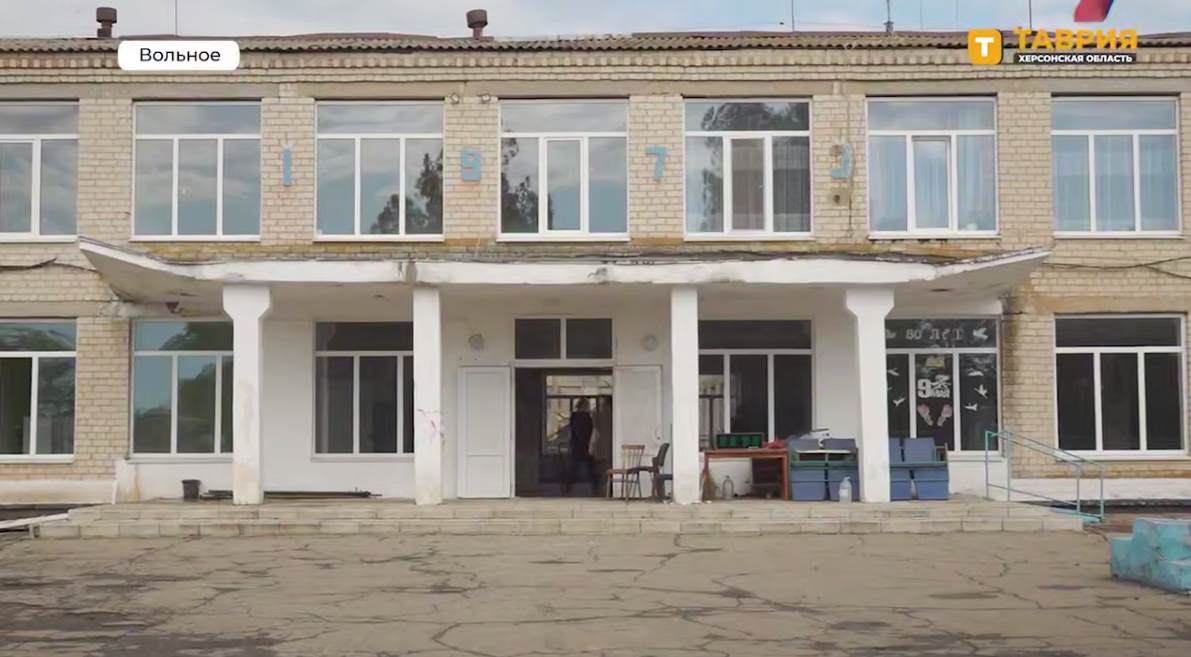 За твердженням росіян саме так виглядає “занедбана” школа, яку не ремонтували 50 років. А звідки ж взялися новенькі вікна, двері і поріг? Скриншот окупайного Телеграм-каналу від 05.06.2025