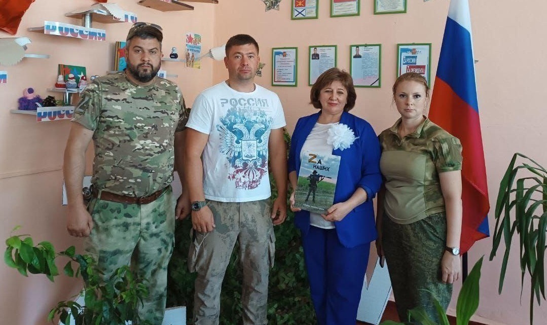 Окупаційна директорка “Нижнеторгаивской школы” Свєтлана Пєтрова (друга праворуч) з військовими РФ. Фото: окупаційні ЗМІ