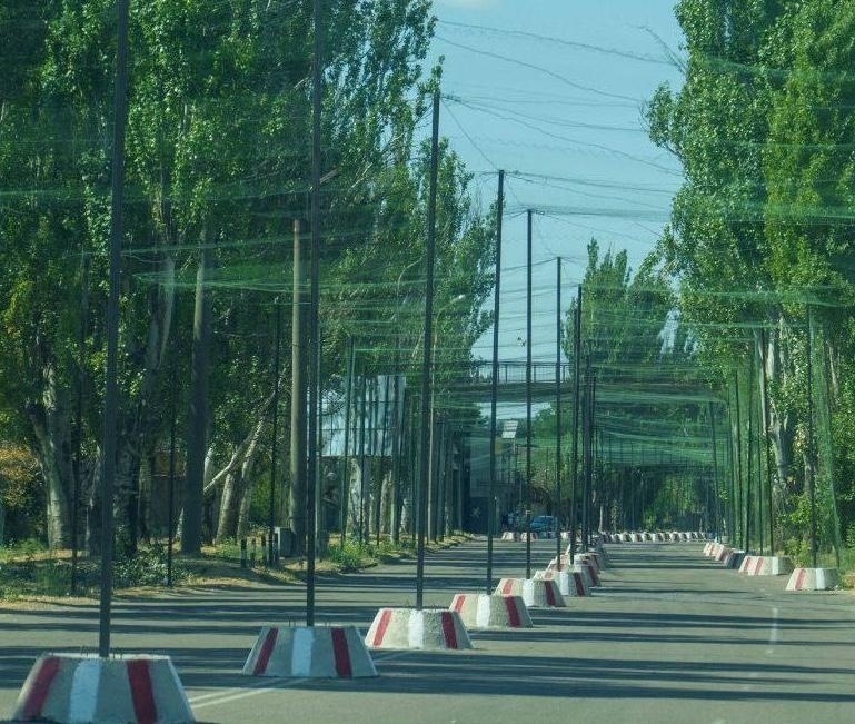 Ділянки доріг в Херсоні захищені антидроновими сітками. Фото: Телеграм-канал Херсонська ОВА