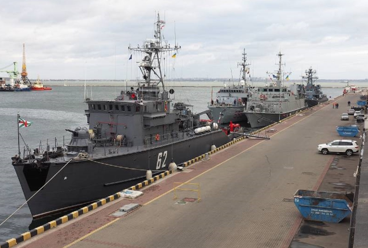 Кораблі ВМС Болгарії На передньому плані тральщик “Шквал” радянського виробництва 1965 року. Фото Wikimedia Commons