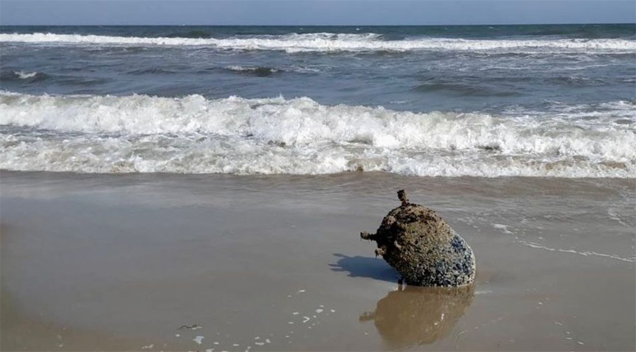 Морська міна вже частково заселена гідробіонтами. Фото: Одеський прикордонний загін