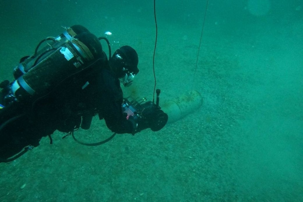 Водолази ВМС оглядають міну в Чорному морі. Фото: ВМС ЗСУ