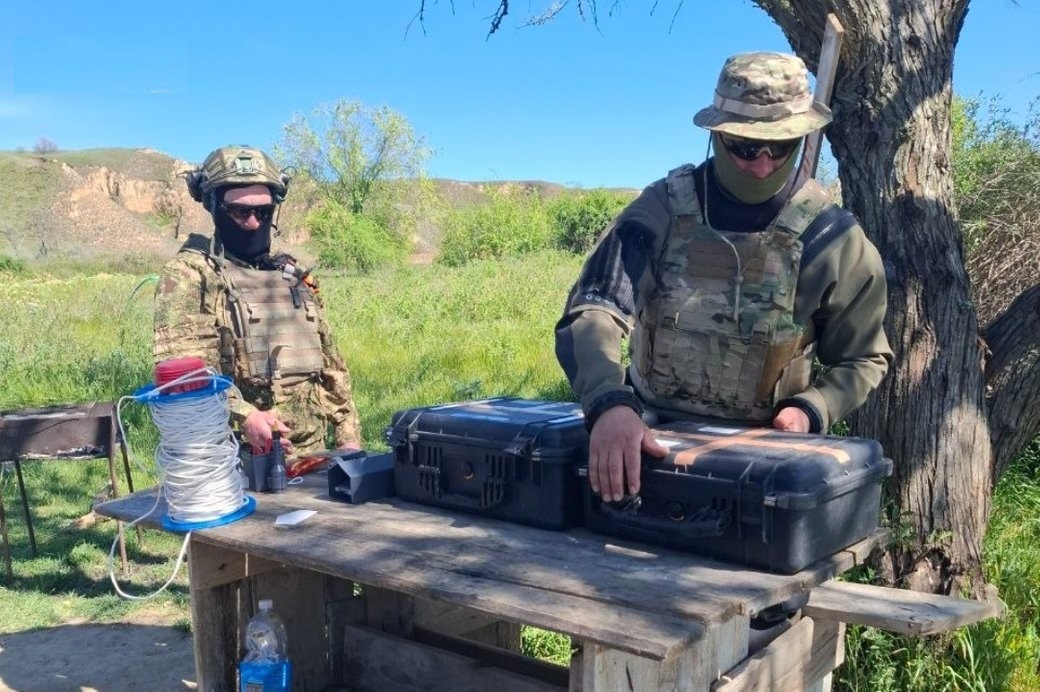 Військові моряки, які готуються до знешкодження міни, яку виявили в Чорному морі. Фото: Суспільне Одеса