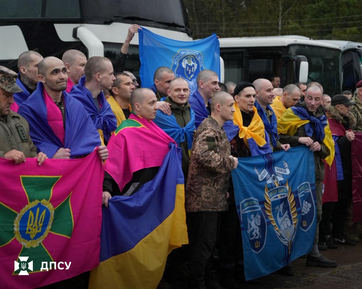 Військові та цивільні, які повернулися 2 жовтня в Україну. Фото: Фейсбук-сторінка “Державна прикордонна служба України”