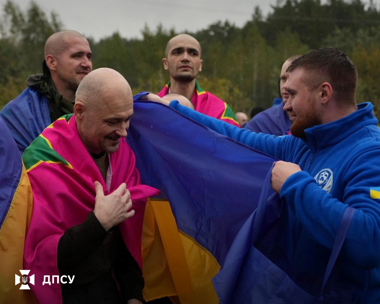 Військові та цивільні, які повернулися 2 жовтня в Україну. Фото: Фейсбук-сторінка “Державна прикордонна служба України”