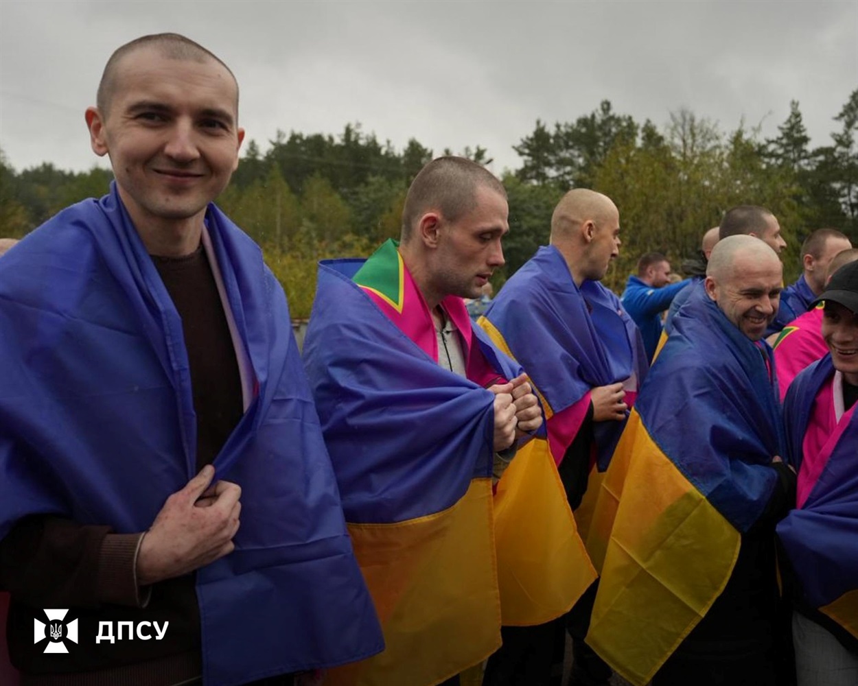 Військові та цивільні, які повернулися 2 жовтня в Україну.Фото: Фейсбук-сторінка “Державна прикордонна служба України”