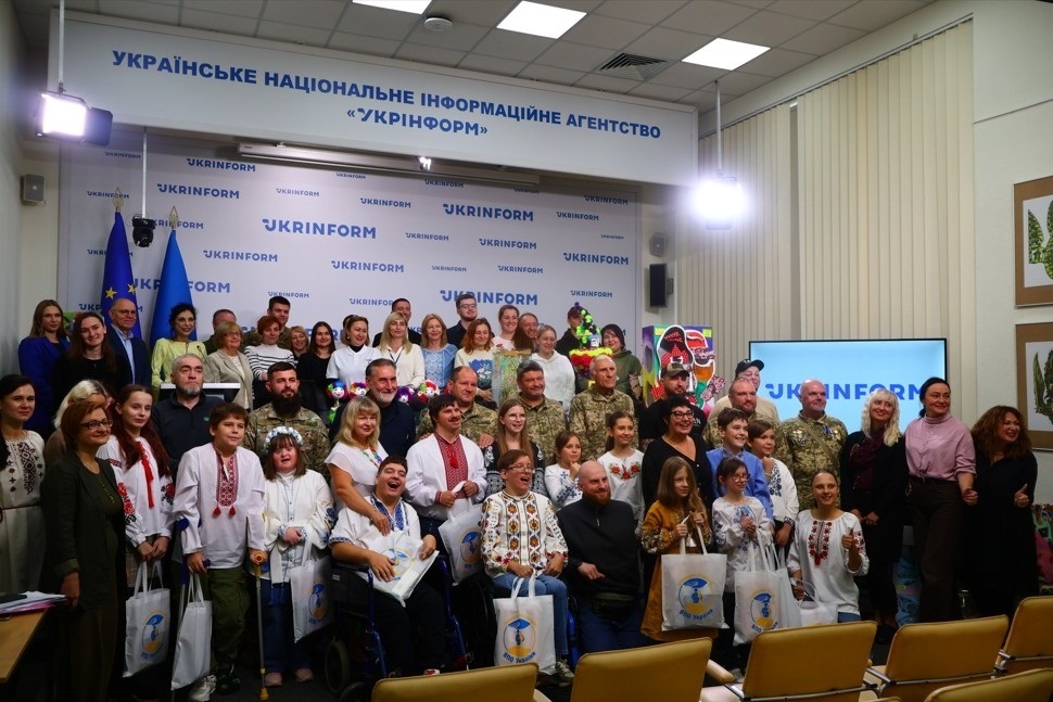 Учасники проєкту “ПЛІЧ-О-ПЛІЧ: програма взаємореабілітації українських воїнів і дітей”. Фото: НСЖУ