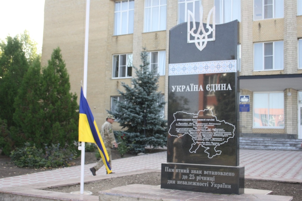 Горностаївка, стела “Україна єдина”. Фото з архіву “Сільських новин”