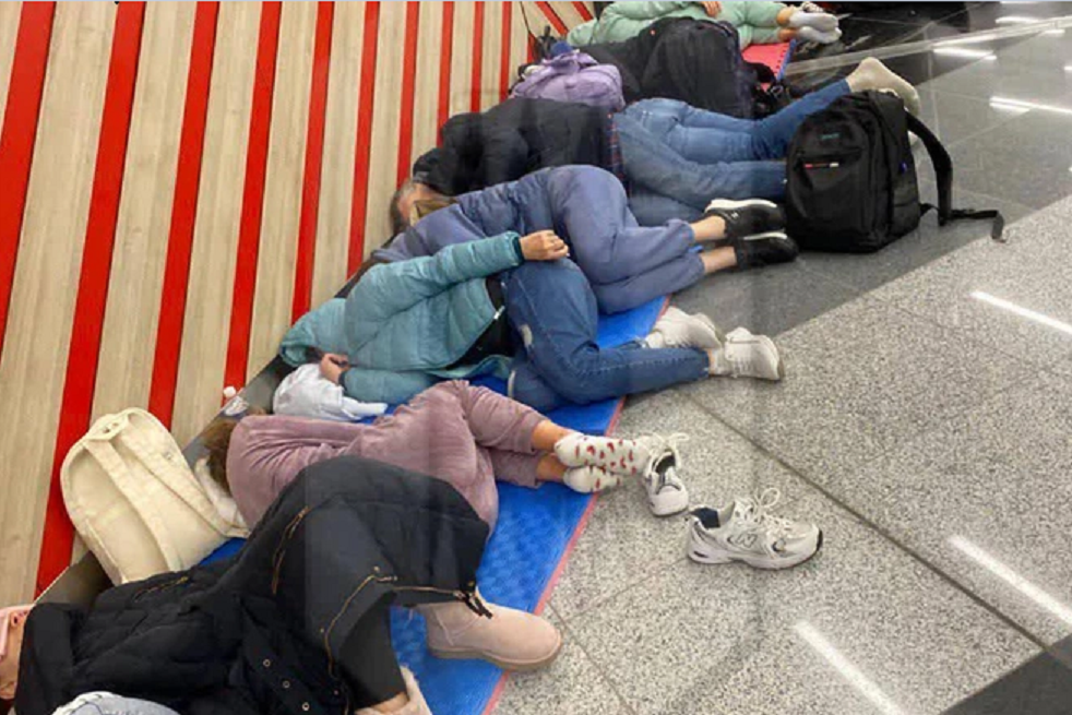 Українці в московському аеропорту “Шереметьєво”. Фото з соціальних мереж