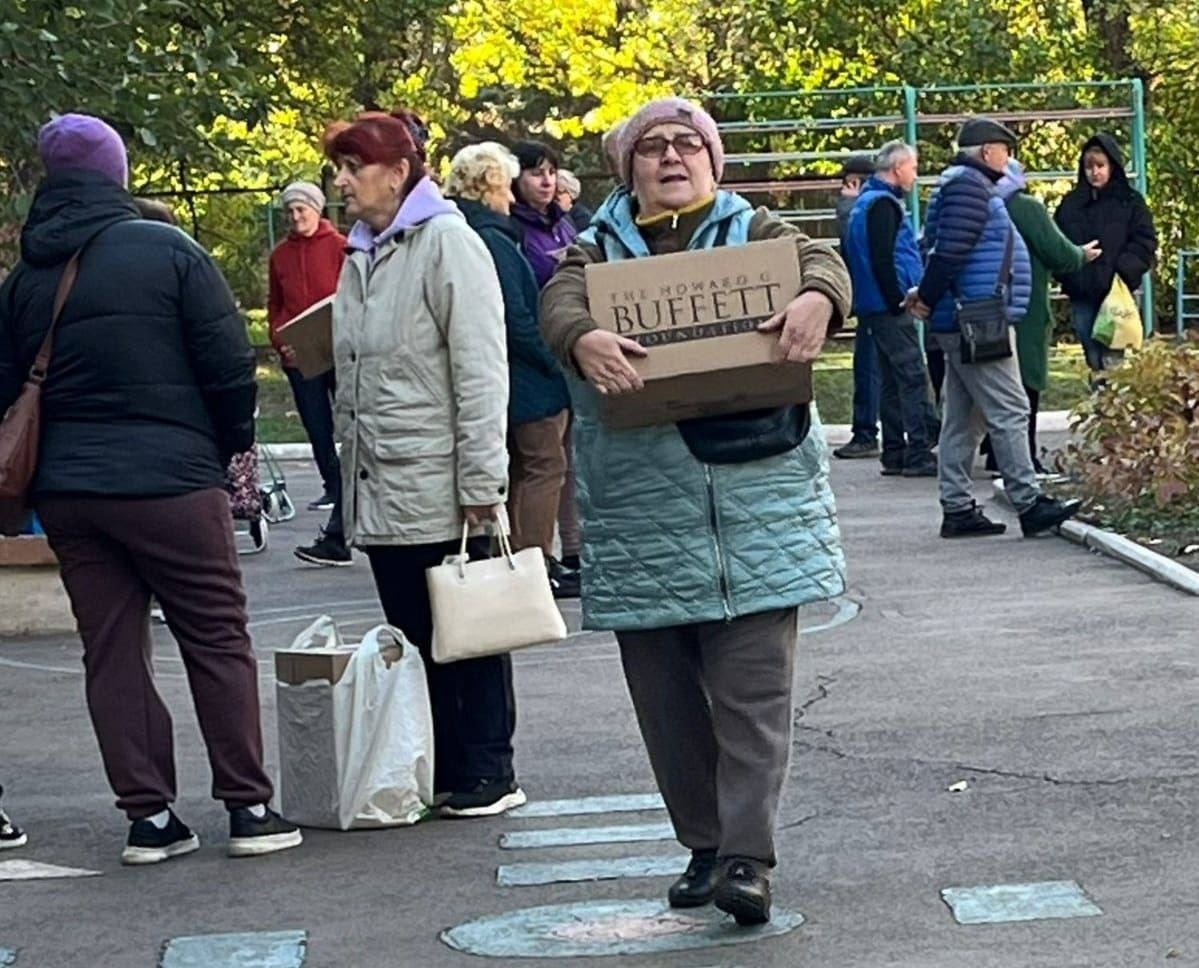 Надання гуманітарної допомоги в гуманітарному центрі “Вільні Разом” у Кривому Розі. Фото: Телеграм-канал “Вільні Разом” у Кривому Розі