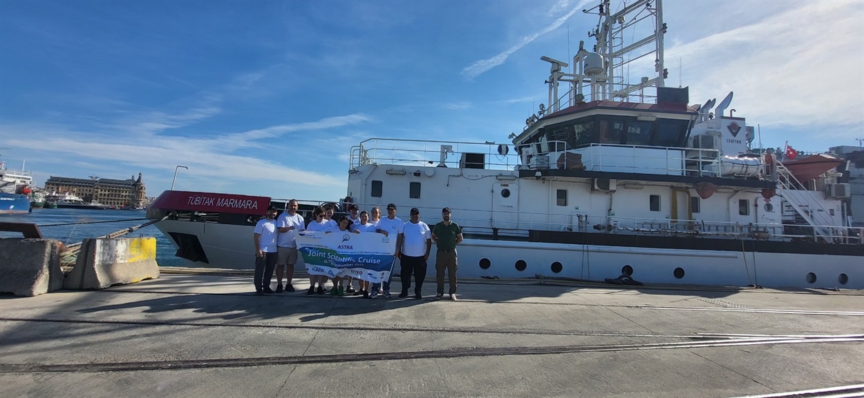 Команда науковців, які працювали на борту океанографічного дослідницького судна TÜBİTAK Marmara. Фото: TÜBİTAK MRC, Група морських досліджень та технологій