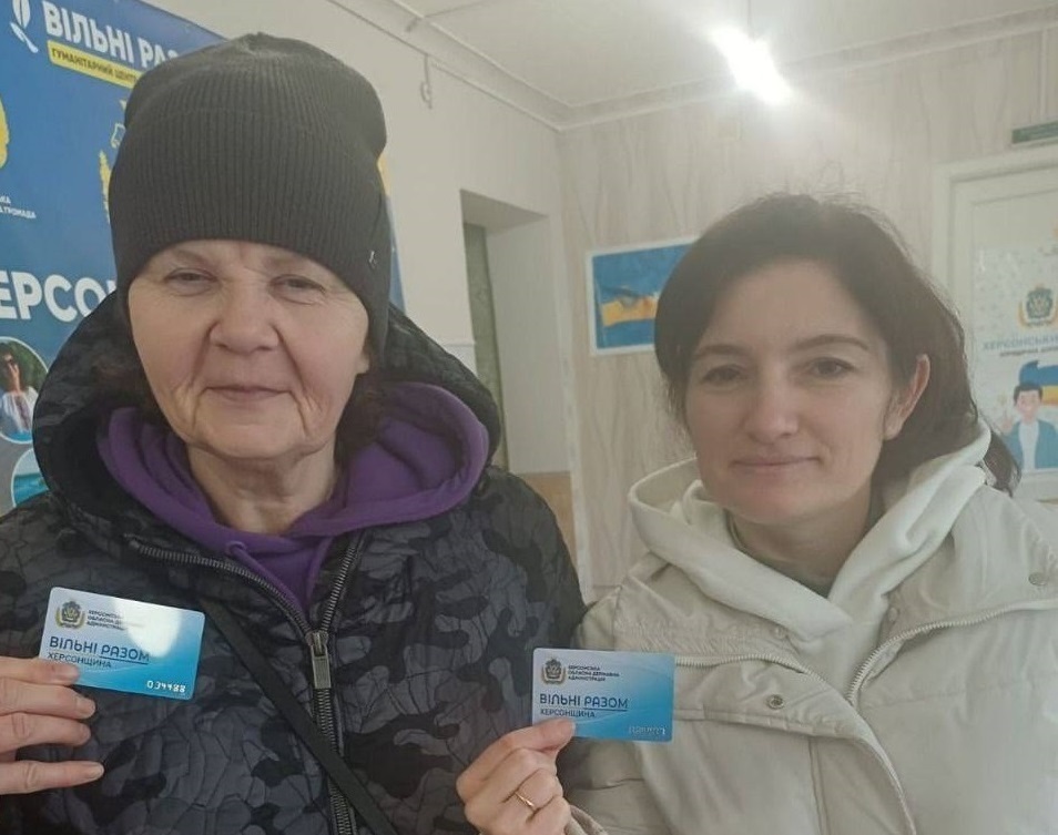 Видача ВПО “Карт Херсонщини”. Фото: ГЦ “Вільні разом” у Кривому Розі