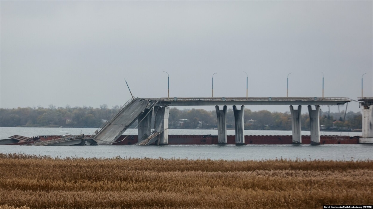 Підірваний Антонівський міст біля Херсону. Фото: Serhii Nuzhnenko@ RFE/RL 