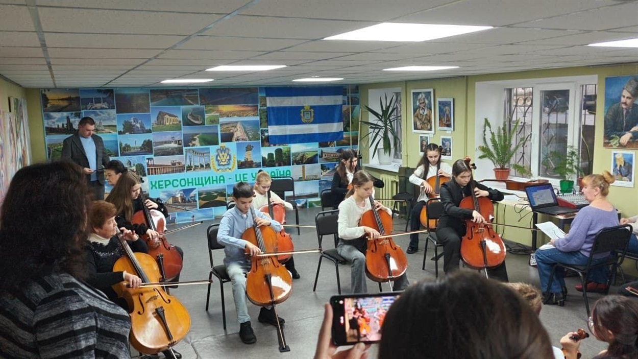 Активності у гуманітарному центрі “Вільні разом”. Фото: Херсонська ОДА