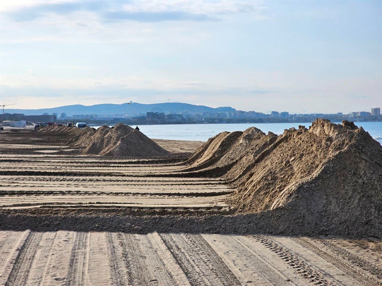 На пляжах Анапи для захисту від мазуту, за розпорядженням влади Краснодарського краю, спорудили захисні вали. 23.10.2025. Фото: соціальні мережі