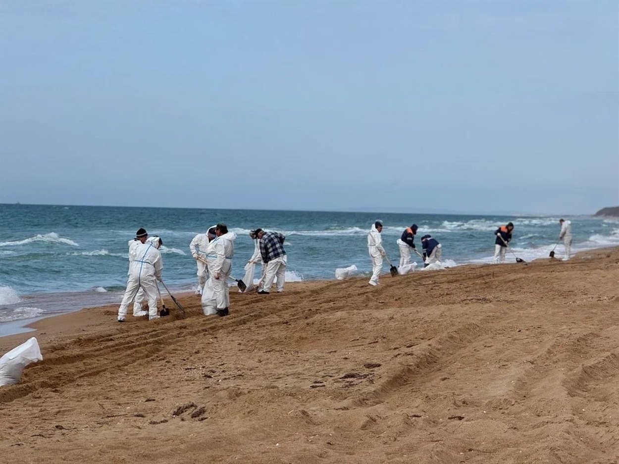 За результатами моніторингу викиди нафтопродуктів було виявлено біля станиці Благовіщенської та на Бугазькій Косі. 24.10.2025. Фото: соціальні мережі