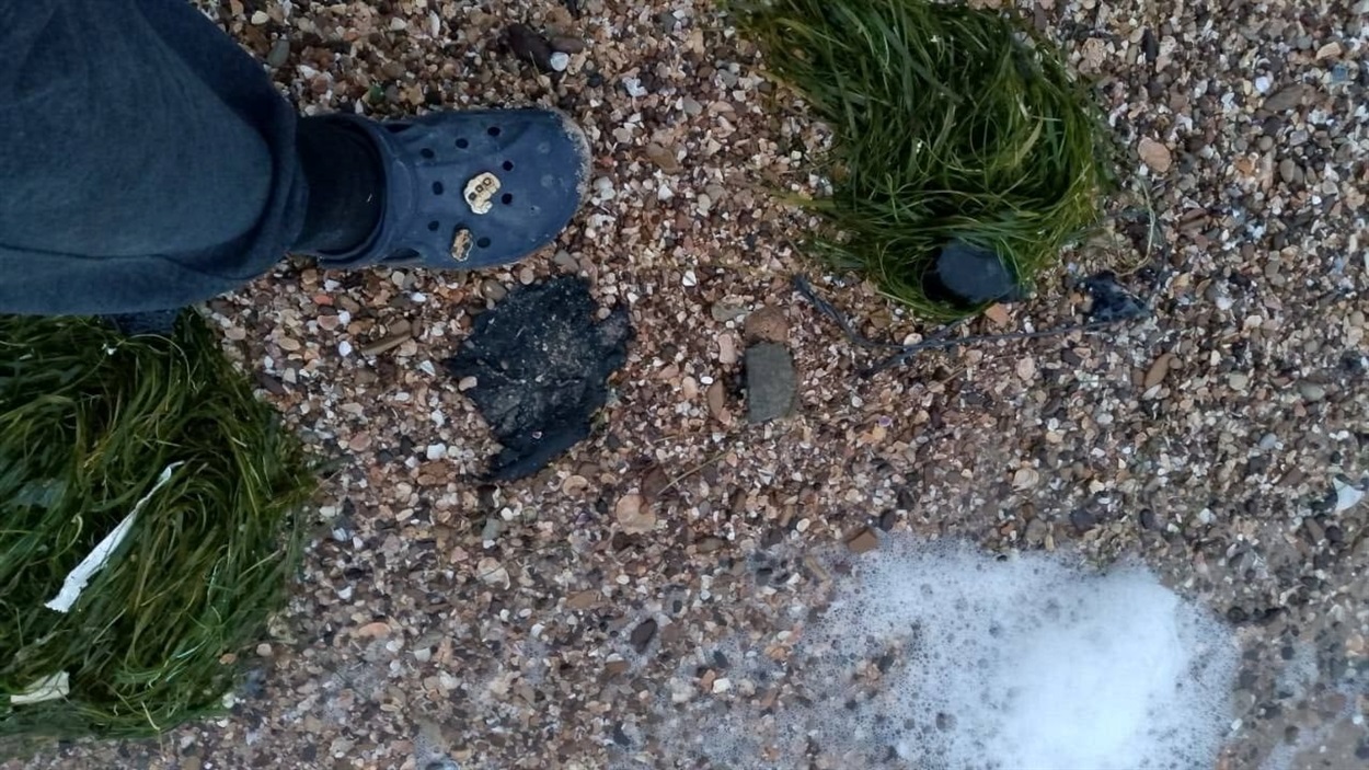 Мазут на пляжі поблизу селища Волна Темрюкського району. 21.11.2025. Фото: соціальні мережі 