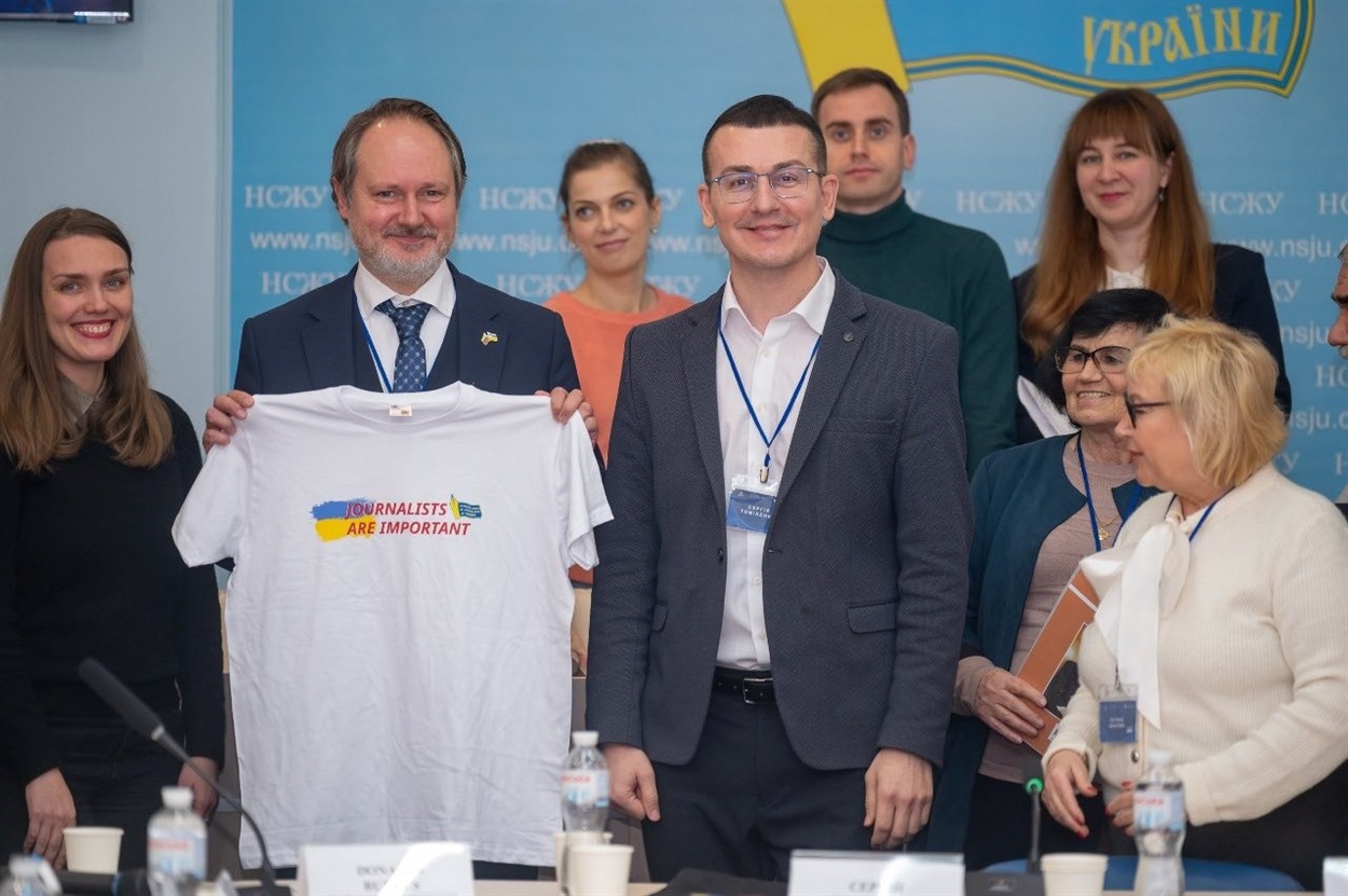 Заступник Посла Литви в Україні Донатас Буткус, голова Національної спілки журналістів України Сергій Томіленко та українські журналісти. Фото: НСЖУ