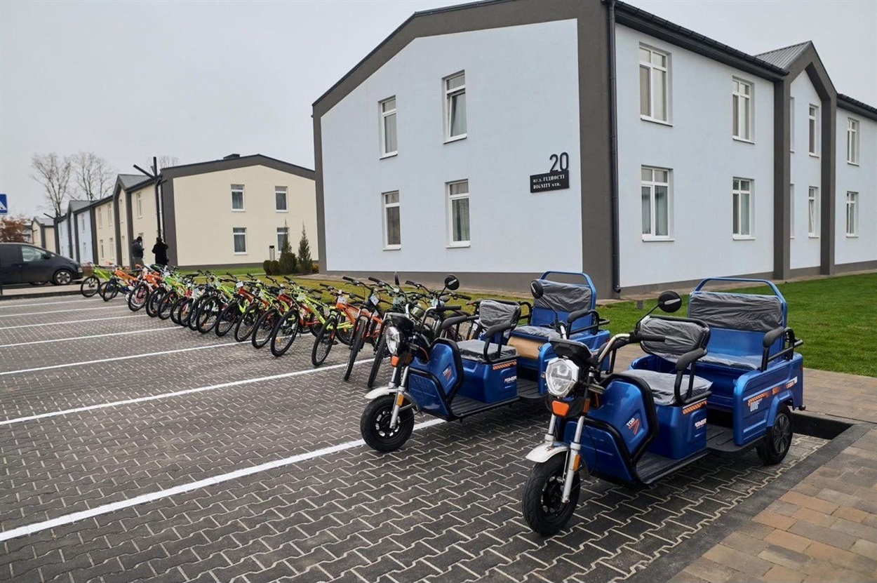 На одній з вулиць “Містечка Хансен” @ Фото: hum.giving