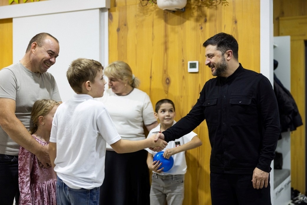 Президент України Володимир Зеленський та перша леді Олена Зеленська завітали до прийомної родини Василя й Наталі Ляшків. Фото: офіційний сайт Президента України