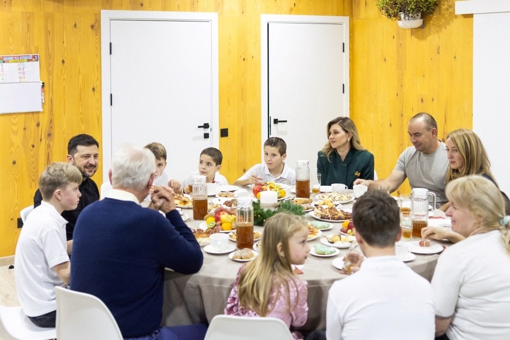 Президент України Володимир Зеленський та перша леді Олена Зеленська завітали до прийомної родини Василя й Наталі Ляшків. Фото: офіційний сайт Президента України