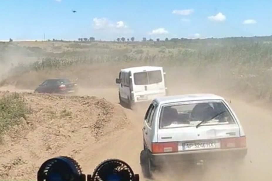 Так виглядає дорога, по якій відбувалася евакуація з Василівки до Запоріжжя. Скриншот: tiktok.com