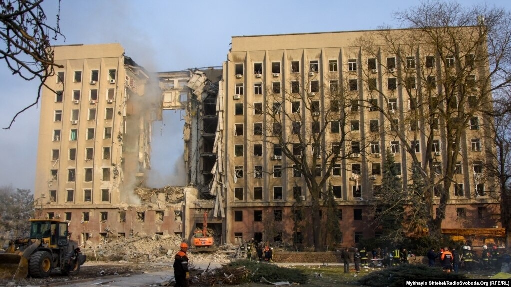 Ось таких руйнувань завдав обстріл російськими військовими дев’ятиповерхової будівлі Миколаївської ОДА. 2022 рік. Фото: RFE/RL