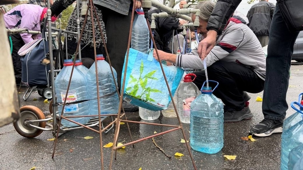 Миколаївці набирають питну воду у пункті роздачі. Фото: Єлизавета Кротик/Суспільне Миколаїв