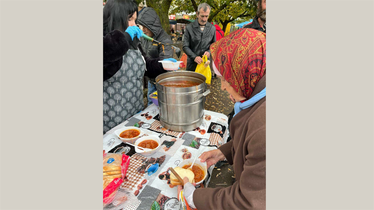 Роздача гарячих обідів волонтерами благодійної організації “Дотик Христа”. Фото надане Світланою Павліченко