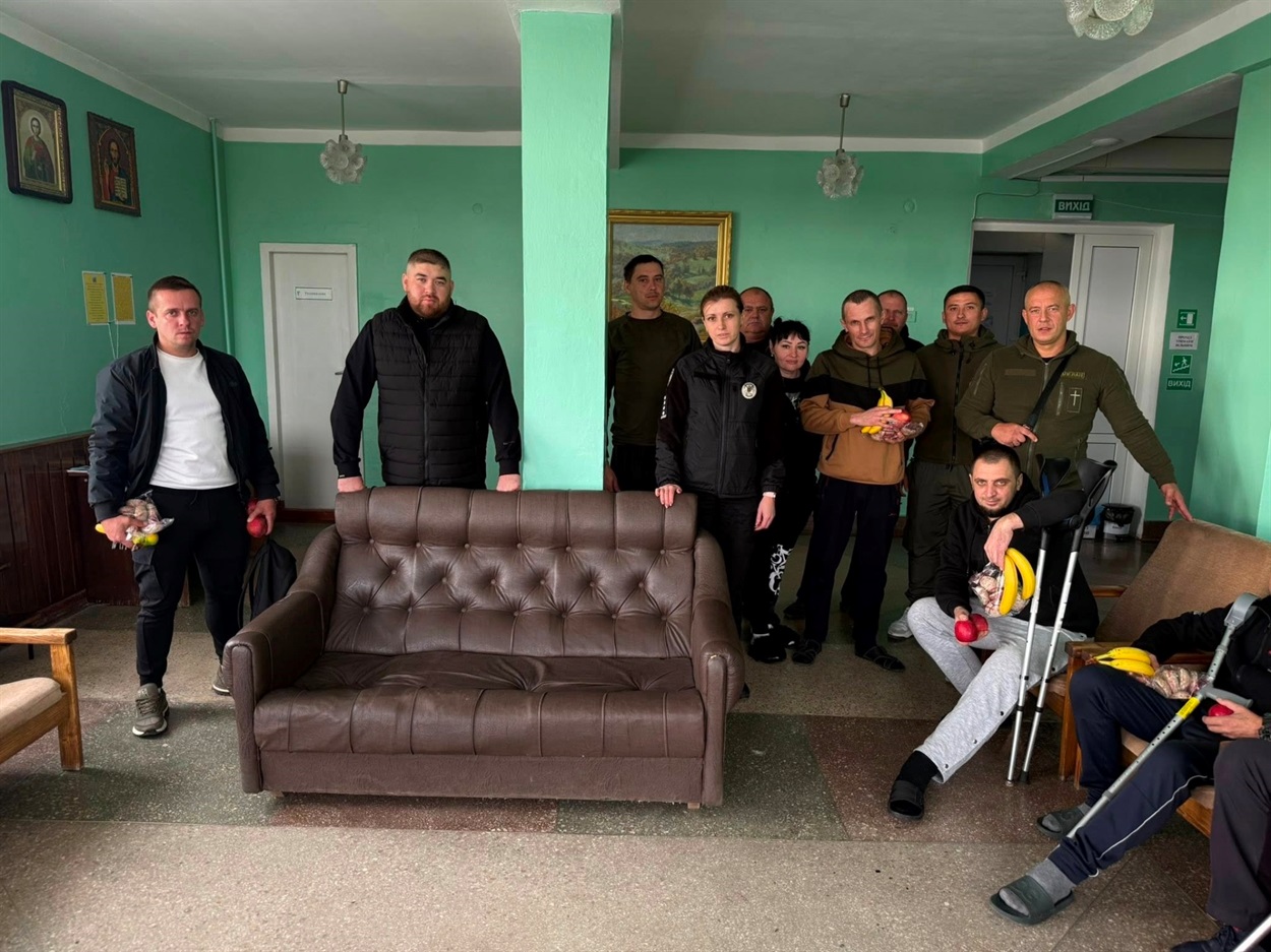 Волонтери благодійної організації “Дотик Христа”, разом з фахівцями Департаменту головної інспекції та дотримання прав людини завітали до лікарні щоб навідати поранених військовослужбовців Національної гвардії й поліції. Фото надане Світланою Павліченко