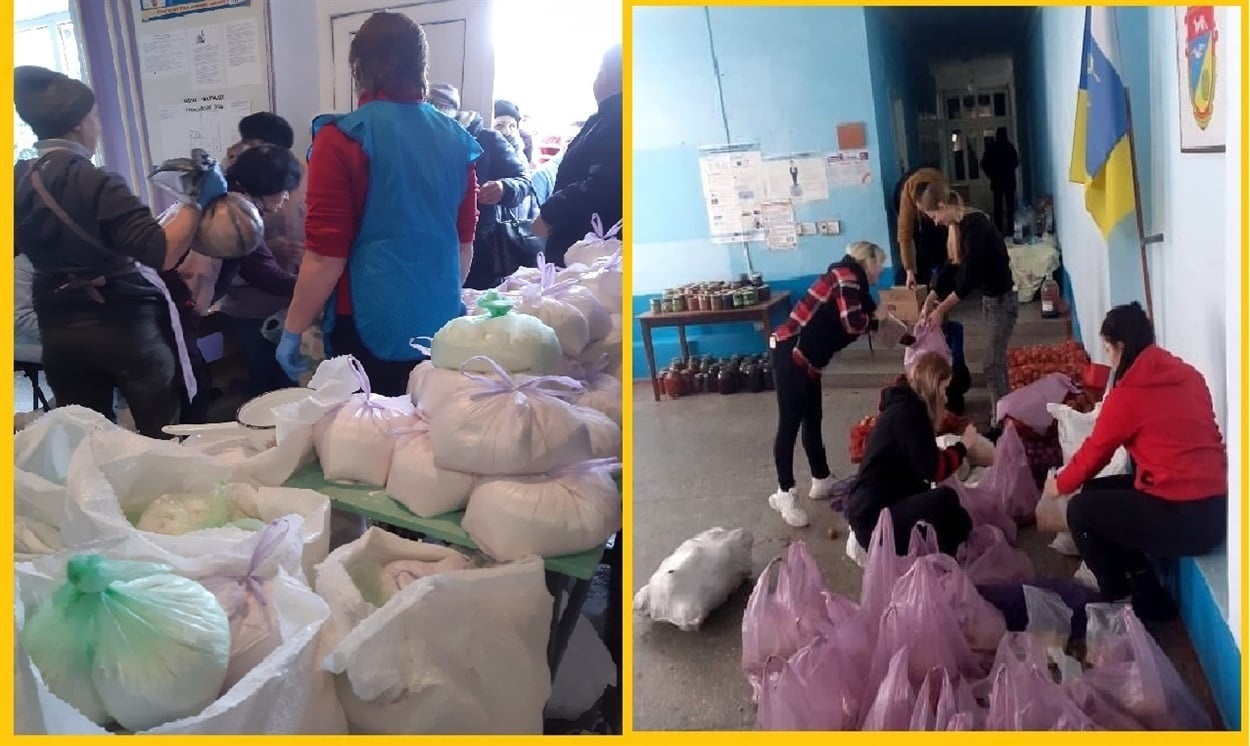 Видача борошна і продуктових наборів у волонтерському центрі окупованої Горностаївки. Фото: Горностаївка Info