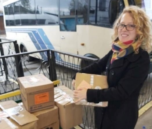 Ліки від херсонських “Котиків-патріотиків” передає Ірина Саліхова. Фото з соціальних мереж