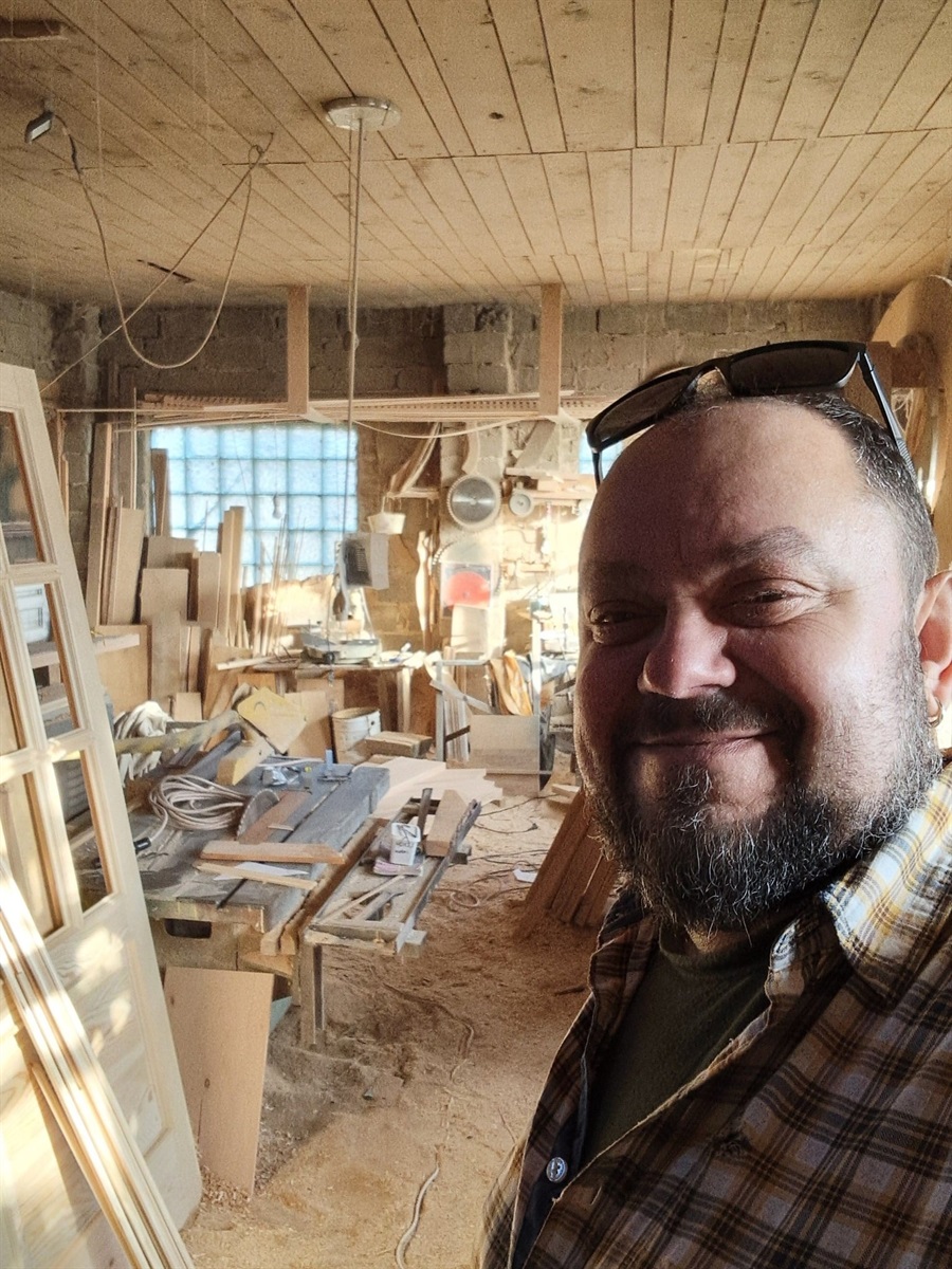 Роман Моток у вільний від волонтерства час займається столярною справою та реставрацією деревяних виробів. Фото: Фейсбук-сторінка Романа Мотка
