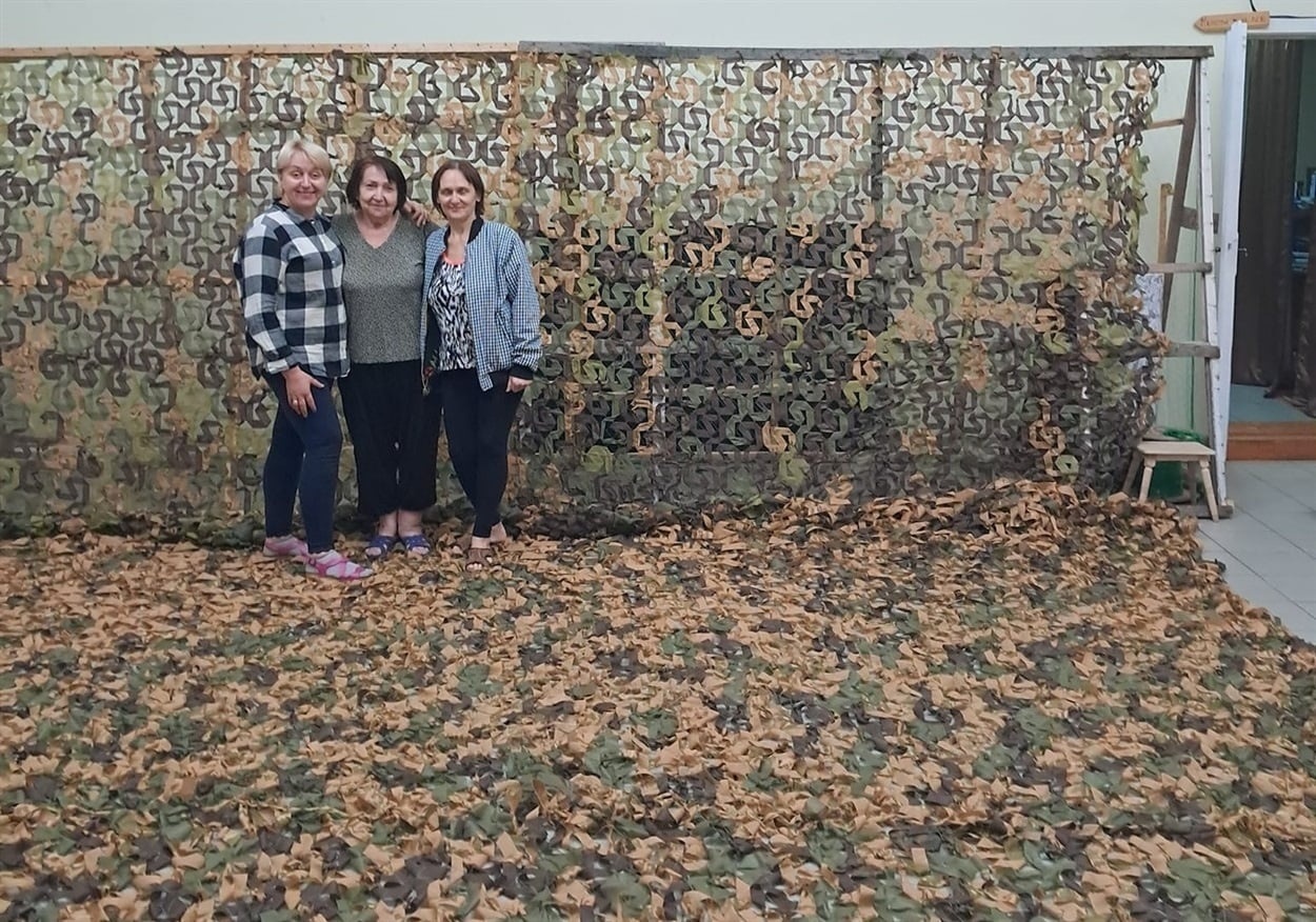 Волонтерки задоволені роботою (зліва — праворуч Олена Пономарьова та Анна Лукянчук). Фото: з Фейсбук-сторінки Олени Пономарьової