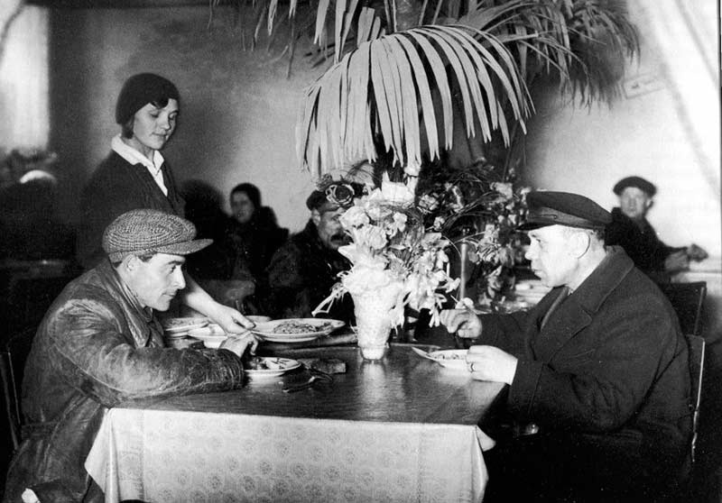 Їдальня “Ленпромторга”. 1933 рік. Фото istoriki.su