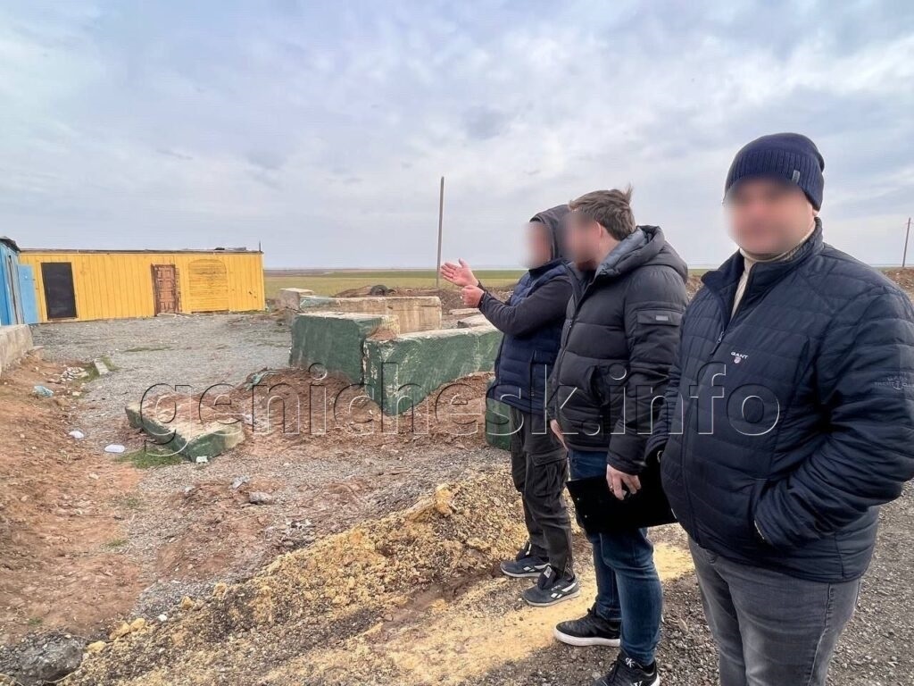 Проведення слідчого експерименту окупантами на причетніть Геннадія Осьмака (на фото ліворуч у наручниках) до “участі у незаконному збройному формуванні” неіснуючого “Кримськотатарського батальйону ім. Номана Челебіджихана” та підтримку водної блокади окупованого Криму. Скриншот з окупаційного медіа “Следком”
