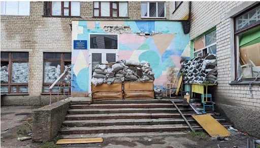 Вхід до школи в Біляївці, де росіяни облаштували катівню / ZMINA