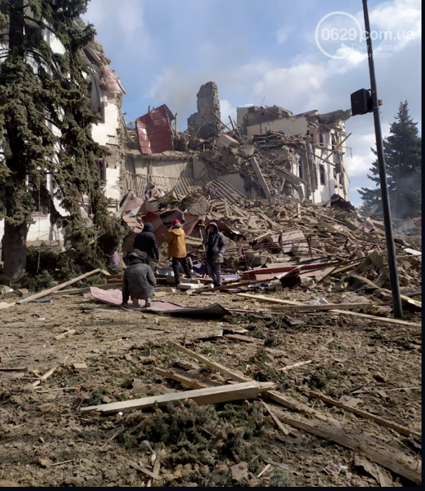 Маріупольці розбирають завали/ Фото Amnesty International