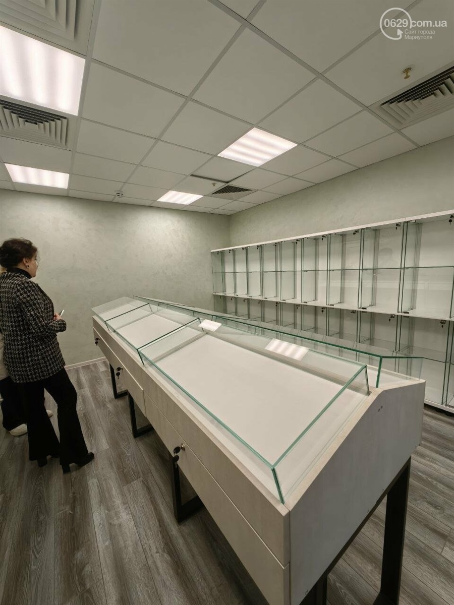 Окупанти влаштували у приміщенні театру музей, але вітрини музею без експонатів. Фото окупаційна адміністрація Маріуполя