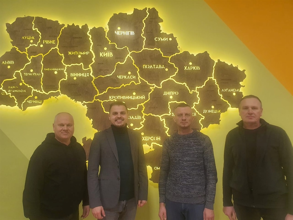 Підготовка до відкриття Координаційного центру допомоги херсонцям “Вільні разом” у Житомирі. Фото: Facebook-сторінка Горностаївської СТГ