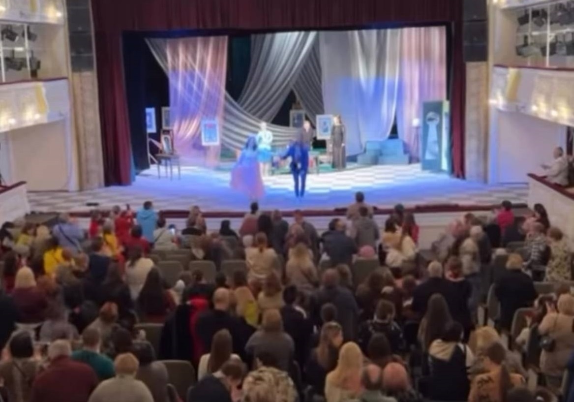 Вистава “Скелети в шафі”. Фото: Центр допомоги херсонцям “Вільні разом” у м. Миколаєві