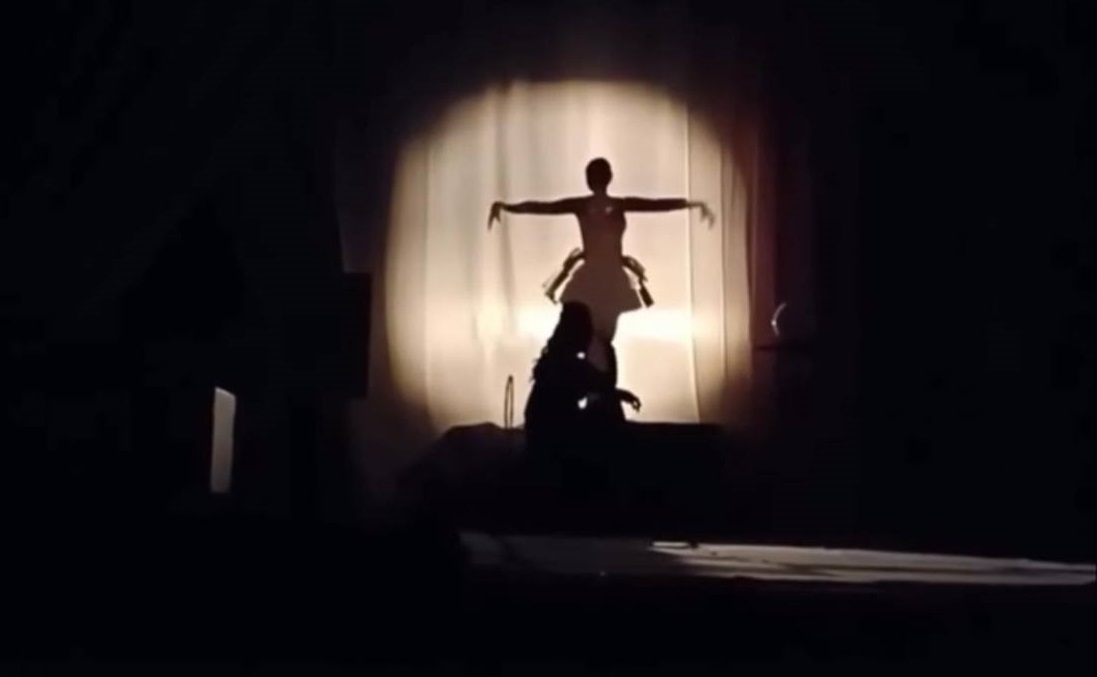 Вистава “Скелети в шафі”. Фото: Центр допомоги херсонцям “Вільні разом” у м. Миколаєві