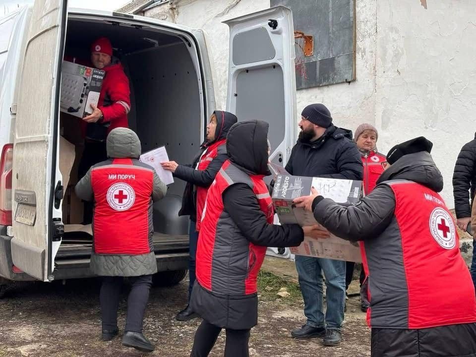 Облаштовувати Пункти Незламності допомагає Херсонська обласна організація Товариства Червоного Хреста України. Фото: Телеграм-канал Олександра Прокудіна 