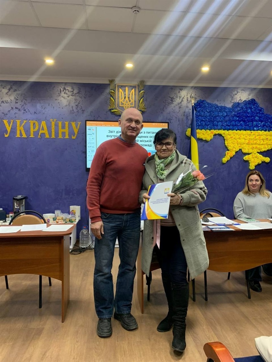 Сергій Василенко відзначив Подякою департаменту праці та соціального захисту населення членкиню Ради з питань ВПО Любов Рудю. Фото: Рада ВПО у Миколаївській МТГ