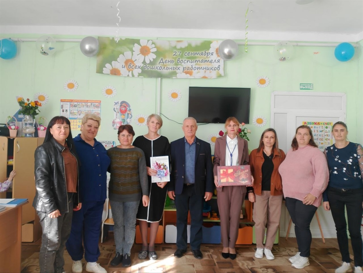 Колаборантка Оксана Заплющенко перша ліворуч. Фото з окупаційних джерел