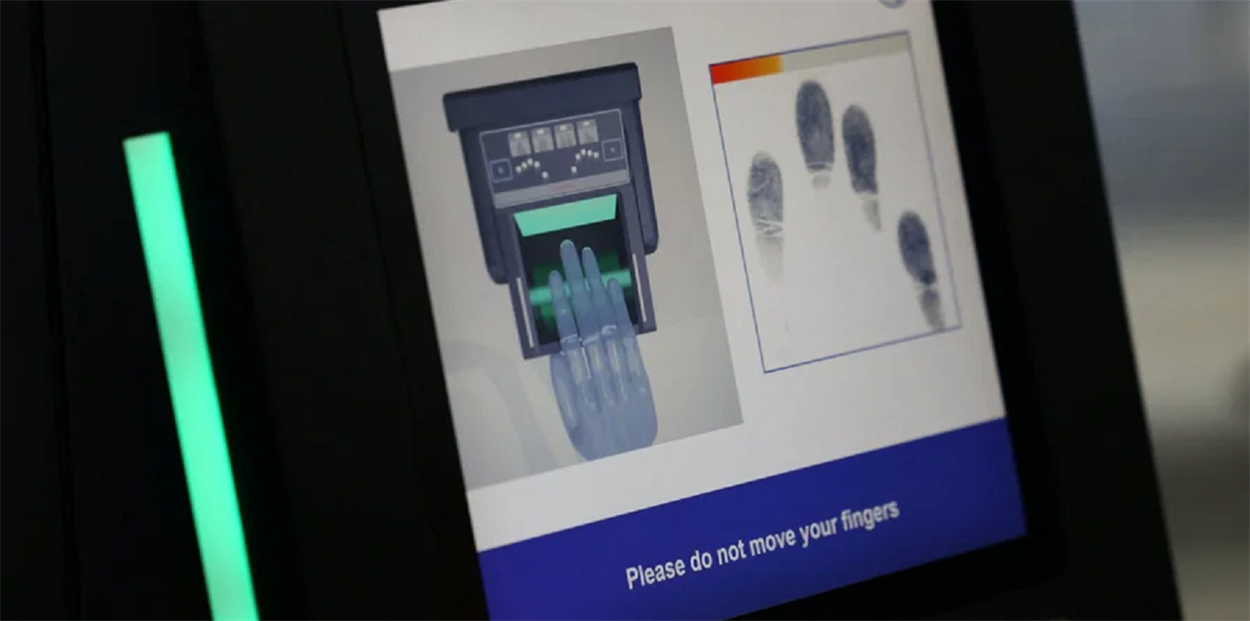 Термінали самообслуговування фіксують відбитки пальців і встановлені в пунктах пропуску у країнах Шенгенської зони. Фото: REUTERS/Jack Taylor