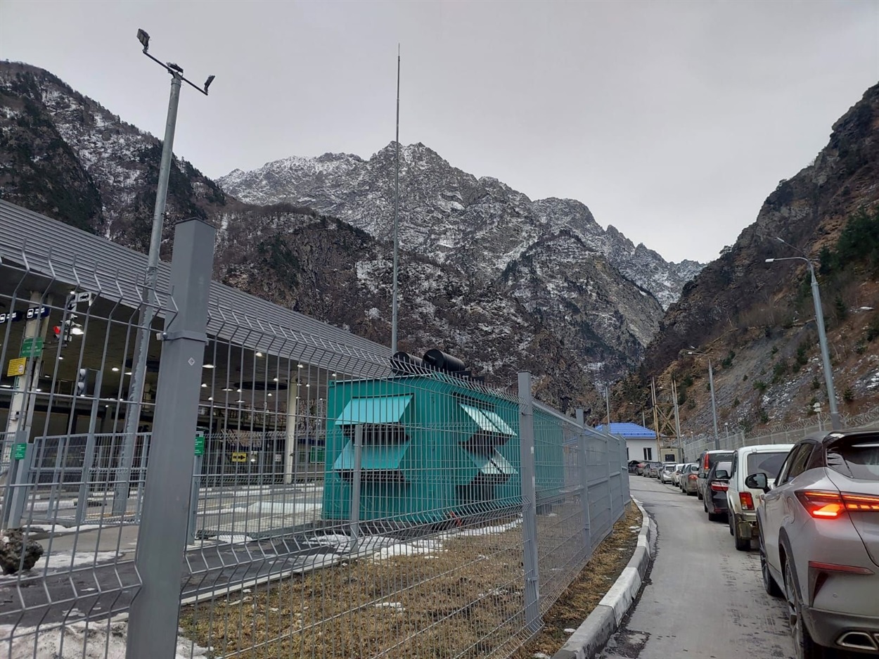 Черга автомобілів на КПП «Верхній Ларс». Фото з соцмереж